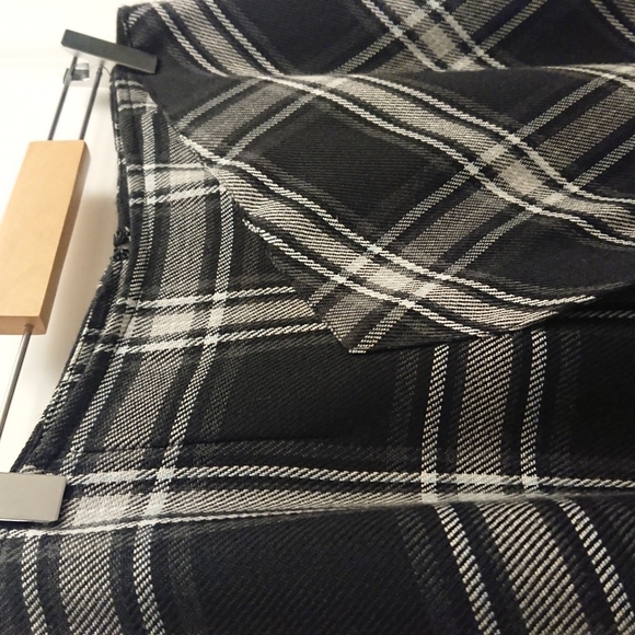 Black & grey plaid skirt - Picture 5 of 8